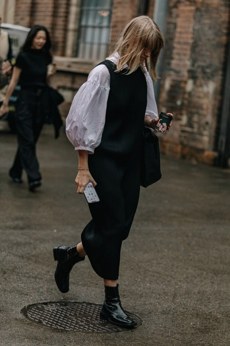 2023 Vogue, Sydney Fashion Week, Sydney Fashion, Photos Outside, Midi Dress Chic, Resort 2023, Street Style Photos, Maxi Cardigan, Looks Street Style