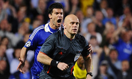 Worst moment, worst referee ever! Overbo denied 5 penalty appeals of Chelsea in the Champions League 2009 Semi Final Second Leg played against Barcelona at Stamford Bridge. Although the match ended 1-1, Barca qualified to the finals due to the away goal. Ballack was furious when a penalty for handball was denied. Barca Vs Chelsea, Chelsea Vs Barcelona, Champions League 2009, Michael Ballack, Football Referee, Chelsea Football Club, Stamford Bridge, Chelsea Football, Semi Final