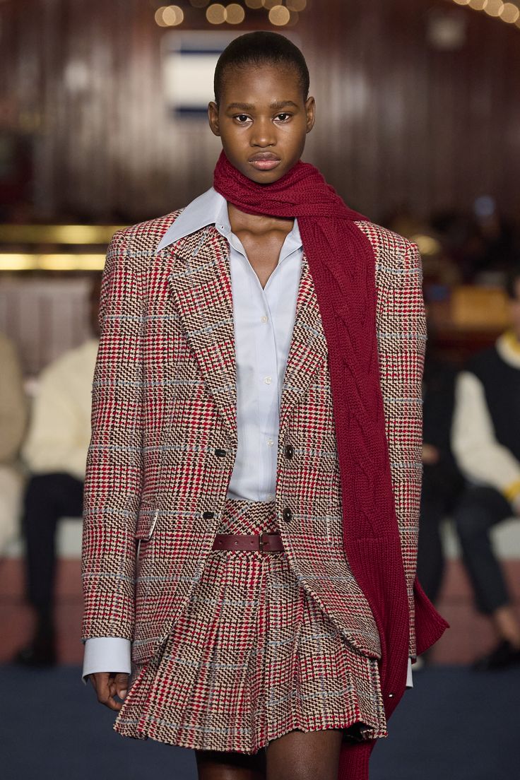 Fall-Winter '24 Runway Details British Fashion Aesthetic, Plaid Runway, Vogue 2024, White Shirt And Blue Jeans, 2025 Spring, Academia Outfits, Runway Details, Smart Outfit, Grey Trousers