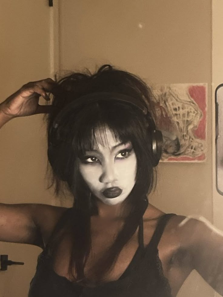 Black Goth Girl Makeup, Black Alt Girl Make Up, Afro Goth Makeup, Trad Goth Makeup Ideas, Black Trad Goth, Goth Makeup Black Women, Emo Black Women, Goth Black Women, Black Goth Makeup