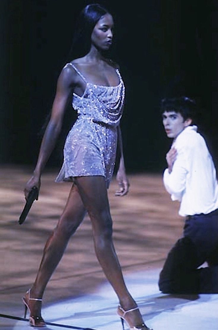 Fashion Week 2020 Runway, Naomi Campbell 90s, 90s Fashion Runway, Runway Aesthetic, Gemini Sun, Versace 90s, 00s Mode, Haute Couture Style, Harry Clarke