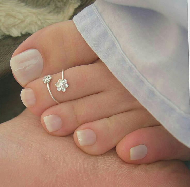 Silver Anklets Designs, Toes Ring Silver, Toe Ring Designs, Gold Toe Rings, Sterling Silver Toe Rings, Anklet Designs, Ankle Jewelry, Silver Toe Rings, Gold Rings Fashion