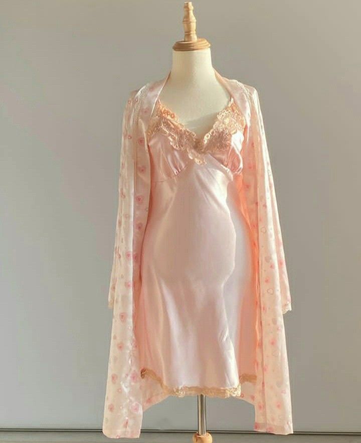 Silk Nightgown Aesthetic Vintage, Night Gown Sleep Aesthetic, Silk Pajama Dress Aesthetic, Lacey Night Gowns, Fancy Pajamas Aesthetic, Royal Nightwear, Royal Pjs, Fancy Pijama, Cute Night Gowns