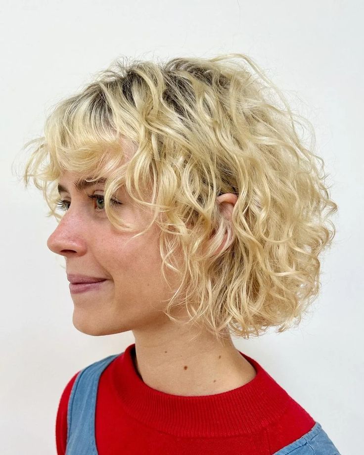 Blonde Curly Bob With Bangs, Kinds Of Highlights, Oily Hair Products, Curls With Highlights, Fine Curly Hair Cuts, Blond Pony, Short Blonde Curly Hair, Hairstyles Short Bob, Blonde Curly Bob