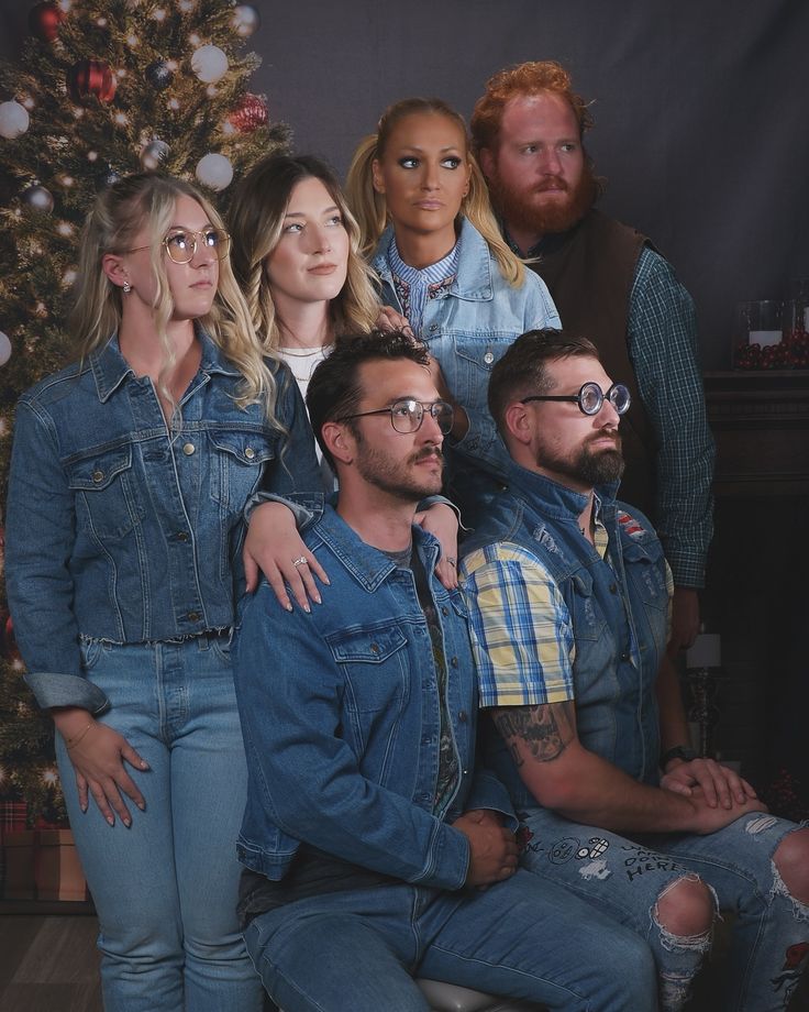 70s JCPenney vibes Jcp Christmas Portraits, Group Christmas Card Photo Ideas, Family Portraits Funny, Old Jcpenney Portraits, Cheesy Family Portraits, Funny Holiday Photoshoot Family, Adult Family Poses Christmas, Christmas Cousin Photoshoot, Jcpenney Christmas Photos