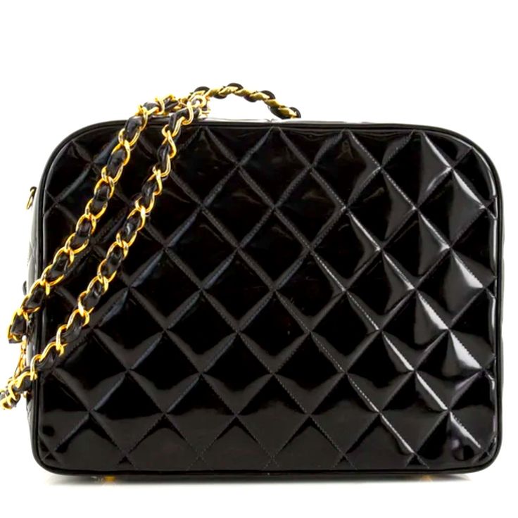 Rare Black Quilted Patent Leather Vanity Case In Size Large From The Chanel Spring 1995 Collection. Presented On The Runway Show By Supermodels Trish Goff And Nadege Du Bospertus. As Seen On Naomi Cambell For Vogue February 1995 And Nicole Richie. This Collectible Piece Crafted From Patent Leather Has A Diamond Stitching, Classic Interwoven Chain Top Handle, Gold Hardware And Four Bottom Feet. Good Vintage Condition With Some Light Wear Throughout Normal For Its Age: Slight Tarnishing And Small Chanel Spring 1995, Trish Goff, Vanity Bag, Chain Top, Chanel Spring, Nicole Richie, Vintage Spring, Vanity Case, Chanel Vintage