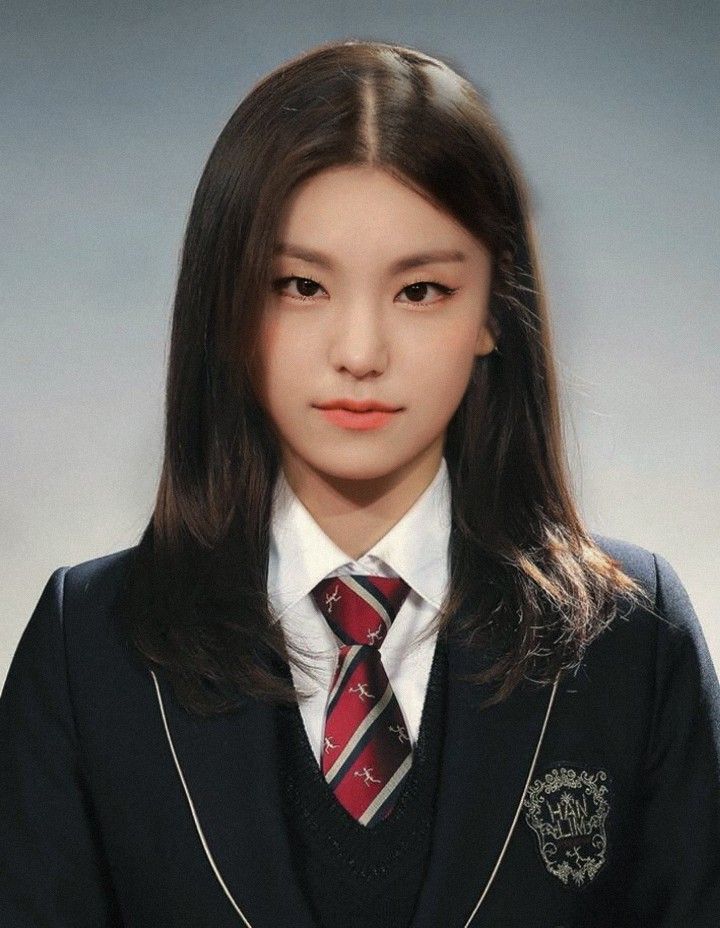 Yeji Id Photo, Yeji School Photo, Yeji Uniform School, Hyunjin School Uniform, Kpop School Photo, Txt Ot5, Itzy Wallpaper, Idol Girl, Au Ideas