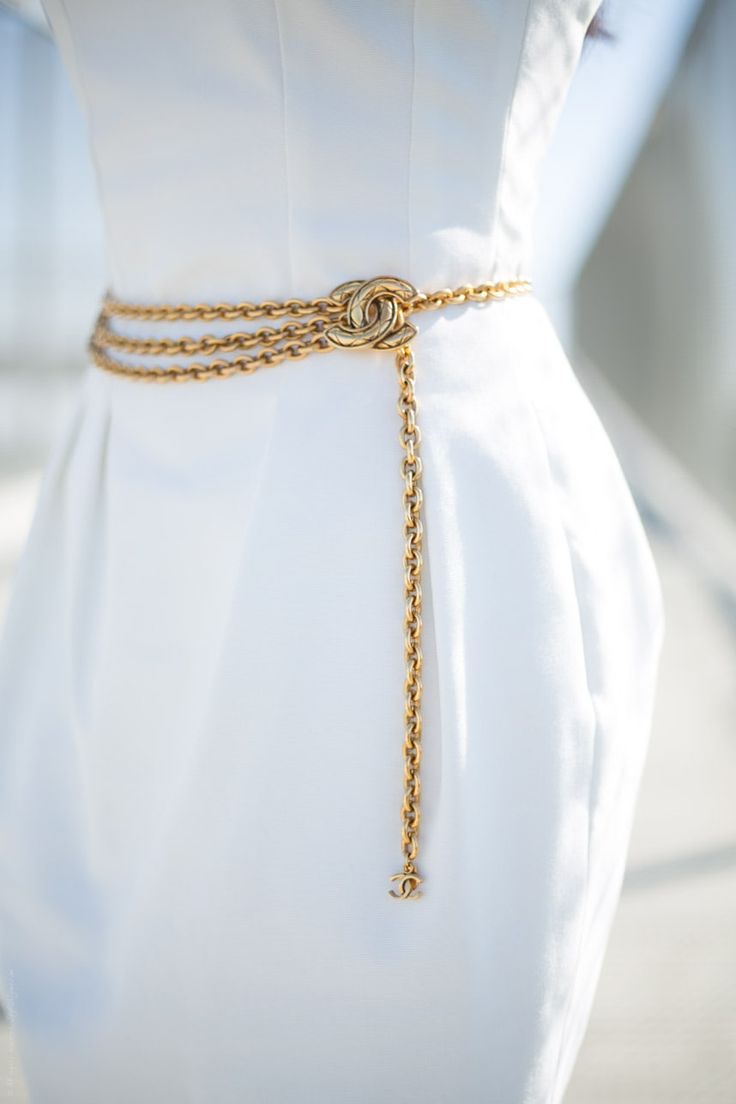 White Dress Gold Accessories, Chain Belt Outfit, Chanel Chain Belt, Gold Chain Belt, Chanel Chain, Chain Dress, Luxury Belts, Chain Belts, Gold Belts