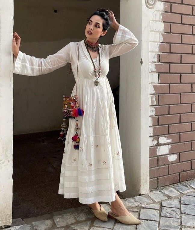 Dress To Wear In Jaipur, Dresses To Wear In Udaipur Trip, Dress To Wear In Udaipur, Dresses To Wear In Rajasthan Trip, Over The Top Fashion, Outfits For Jaisalmer Trip, Jaipur Outfits Ideas Aesthetic, Outfit Ideas For Udaipur Trip, Rajasthan Outfit Ideas Women