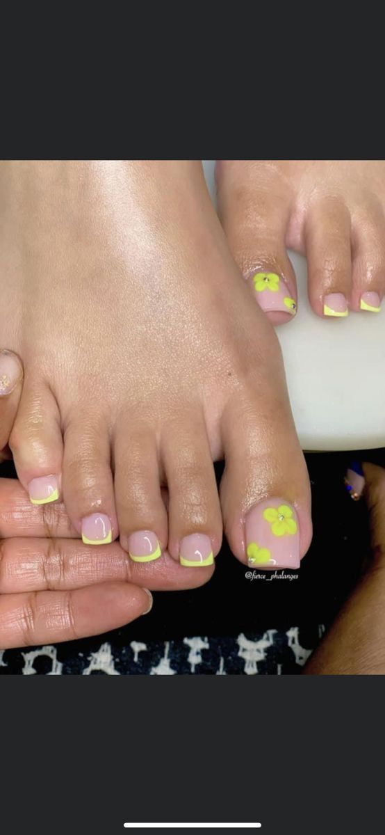 Gel Mani And Pedi Ideas, Summer Pedicure Ideas Toenails, Toe Nails Ideas Black, Toe Nails Ideas Black Women, Yellow French Tip Toes, Nails Ideas Black Women, Cute Foot Tattoos For Women, Summer Gel Toe Nails Ideas, Diy Toe Nail Designs