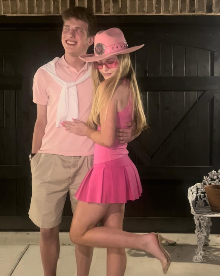 barbie and ken Barbie And Ken Group Costume, Ken Ans Barbie Halloween Costume, Barbie And Ken Party Outfit, Barbie Guy Outfit, Guy Barbie Outfit, Barbie Inspired Men Outfits, Barbie Outfits Guys, Barbie Movie Outfits Ideas Men, Barbie Theme Outfit For Men