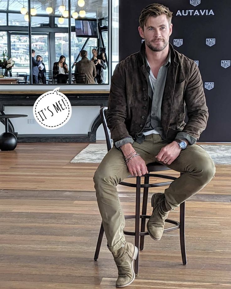 Chris Hemsworth Style Casual, Chris Hemsworth Fashion Style, Chris Hemsworth Outfit, Rugged Style Men Outfit, Chris Hemsworth Style, Hemsworth Brothers, Chris Hemsworth Thor, Men Fashion Casual Shirts, Mens Casual Dress Outfits