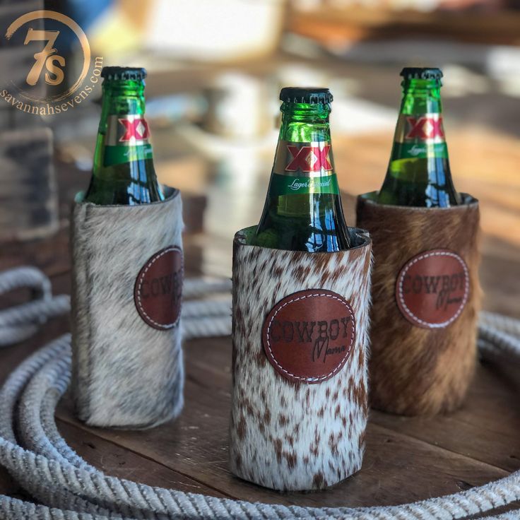 "Cowboy Mama" Cowhide skinny koozie. Cognac hand stitched leather patch. Will fit skinny cans, seltzers, or bottles. Cowhide will vary on each koozie from red to brindle to speckled, etc. 7s branded on the bottom. Cowhide Crafts, Cowhide Projects, Ranch Wife, Rustic Modern Home, Southwestern Blankets, Cowboy Gifts, Cowgirl Accessories, Eat Beef, Western Accessories