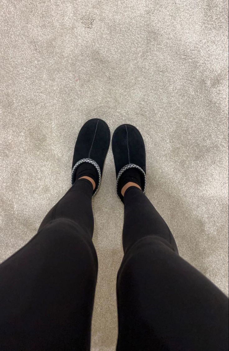 Short Ugg Slippers, Ugg Slippers Tasman Black, Going Out Slippers, Ugh Slippers Black, Black Tasman Slippers Outfits, Outfits With Black Ugg Slippers, Black Tasman Uggs Aesthetic, Black Tazz Ugg Outfits, Black Uggs Tasman