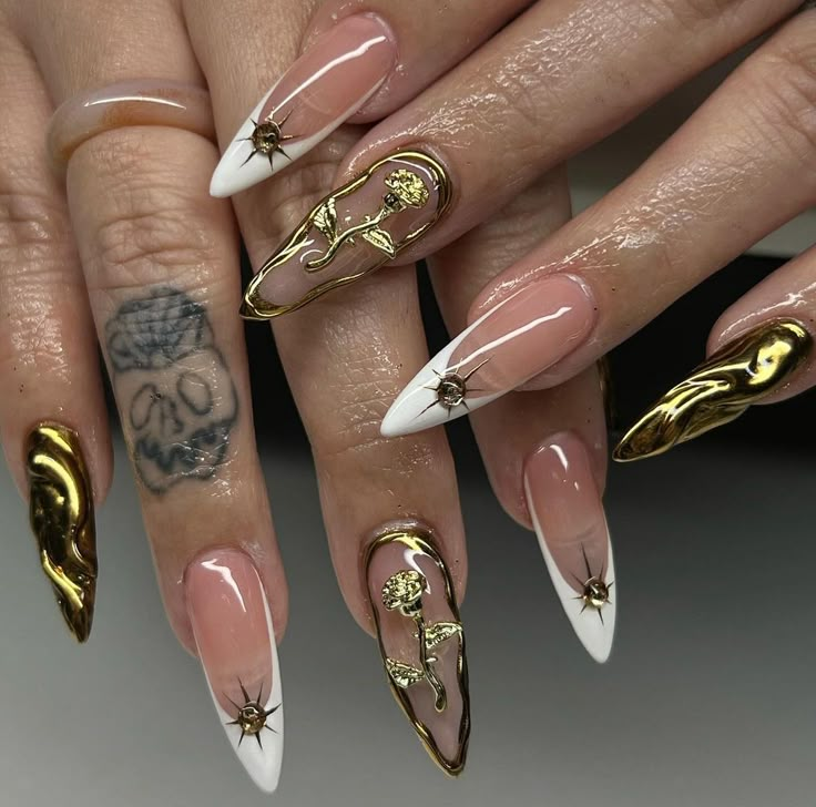 Gold Nails Inspiration, Nail Inspo Charms, Japanese Inspired Nails, Gold Nails Extra, Sagittarius Birthday Nails, Egyptian Acrylic Nails, Gold Nail Charm Designs, Egyptian Nails, Gold Nail Charms