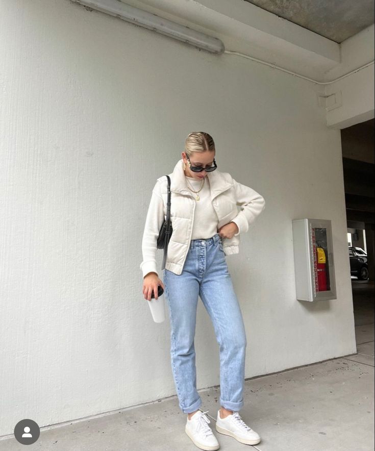 White Vest Winter, Veja Outfits, Vest Outfits Winter, Outfits Puffer Vest, White Puffer Vest Outfit, Fall Boho Outfits, Puffer Vest Outfit Winter, Fall Layering Outfits, Winter Vest Outfits