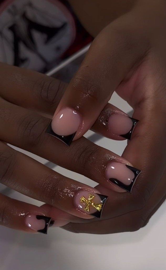 Chocolate Brown Short Nails, Black Mini French Tip Nails, Shortie Birthday Nails, Black And Gold Nails Ideas Short, Short Square Acrylic Nails Black And White, Chrome Nails Designs Black, Black Square Short Nails, Simple Party Nails, Black Nail Designs Black Women