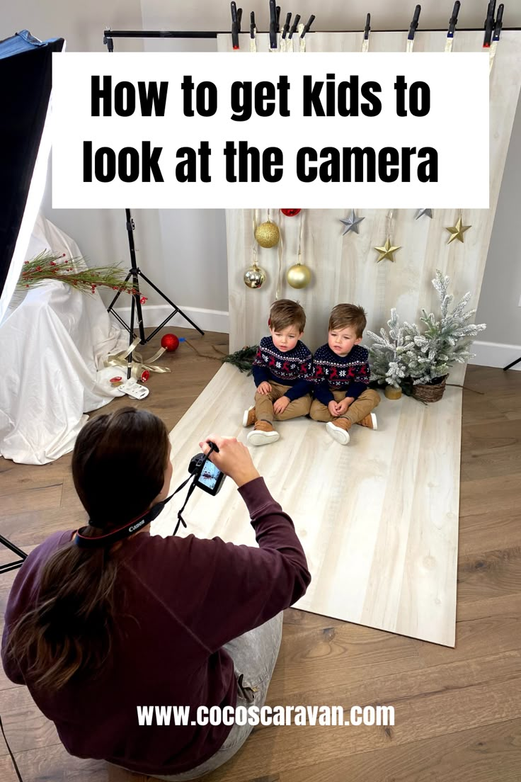 Christmas Minis Photography Diy, How To Set Up A Christmas Photo Shoot At Home, Christmas Photo With Santa, Diy Home Christmas Photoshoot Family, Diy Christmas Photo Setup, Diy Santa Photoshoot, Diy Outdoor Christmas Pictures, At Home Photoshoot Diy Photo Backdrops Christmas, At Home Christmas Photoshoot Family Diy Indoor