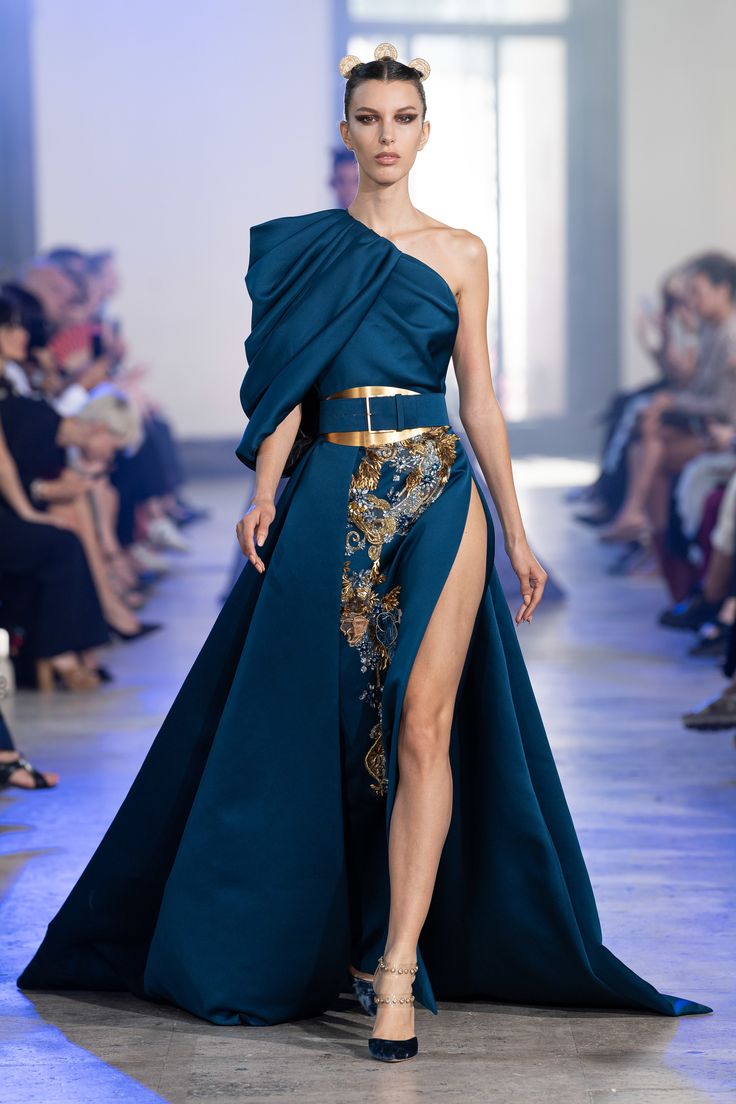 Elie Saab Fall 2019 Couture Fashion Show - Vogue White Haute Couture, Cheongsam Design, Fabric Folds, Elie Saab Haute Couture, Robes Glamour, Couture Mode, فستان سهرة, Wide Belt, Elie Saab