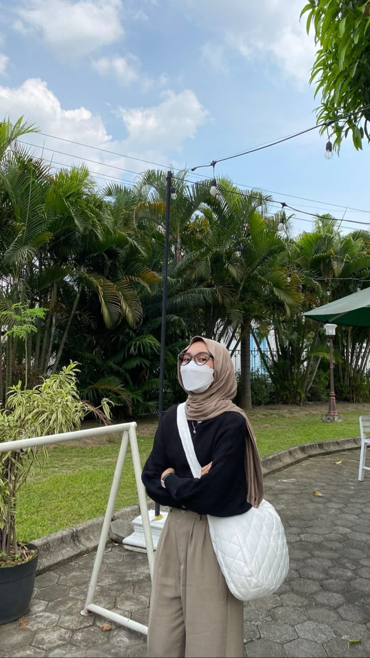 Simple Outfits Hijab, Ootd Ngampus, Outfit Ideas Hijab, Outfit Ngampus, Hijab Ideas, Outfit Hijab Casual, Ootd Hijab Casual, Outfit Korean Style, Outfits Hijab