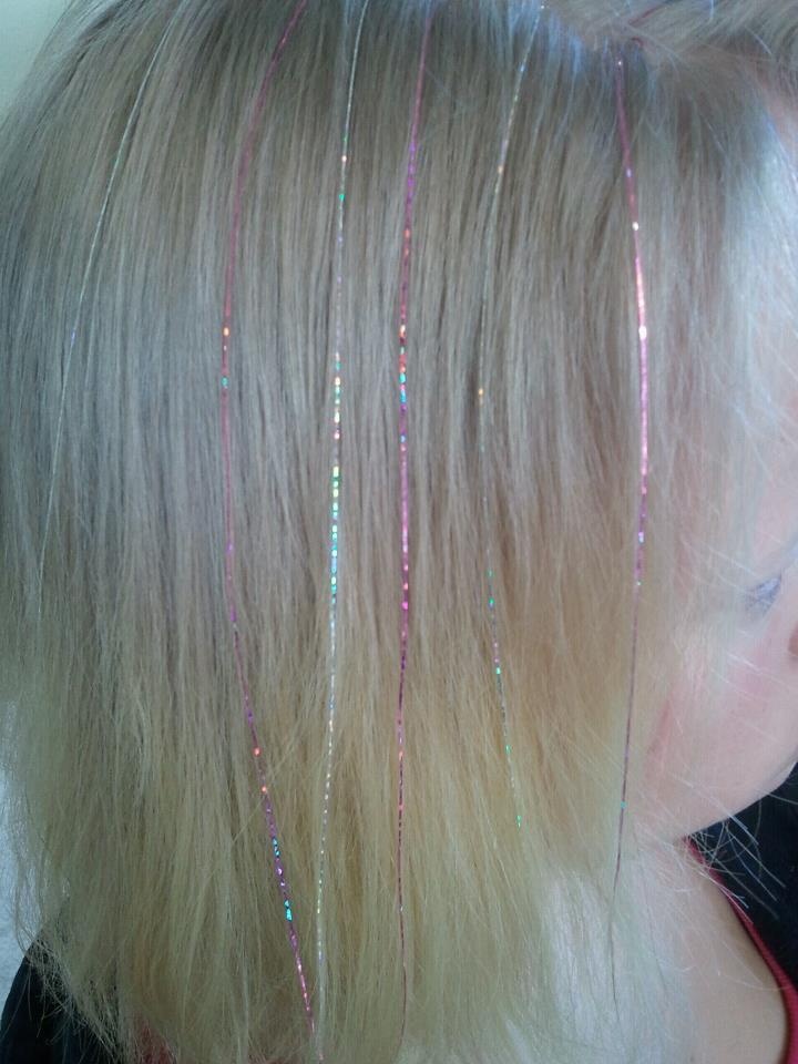 hair flare Hair Tensile, Pink Hair Tinsel, Colorful Highlights, Hair Glamour, Tinsel Hair, High Fashion Hair, Light Pink Hair, Hair Tinsel, Fairy Hair