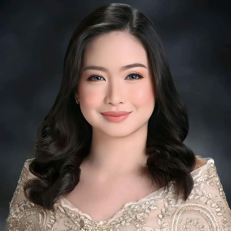 Makeup For Grad Pictures, Modern Filipiniana Hair And Makeup, Simple Make Up For Graduation Pictorial, Make Up For Graduation Pictorial Morena, Simple Makeup For Graduation Pictorial, Graduation Filipiniana Pictorial, Graduation Makeup Ideas Morena, Grad Pic Hairstyles Short Hair, Morena Makeup Filipina Graduation