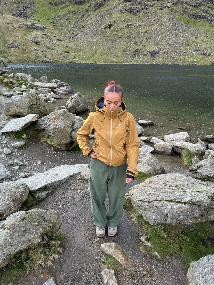 Hiking Outfit Raining, Hiking Shoes Outfit, Arcteryx Outfit, Cold Hiking Outfit, Hiking Aesthetic Outfit, Aesthetic Hiking Outfit, Gorpcore Outfit, Wander Outfit, Hiking Girl