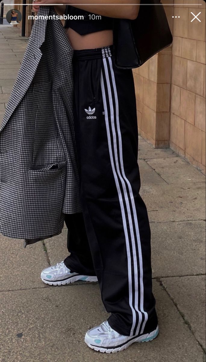 Aesthatic Pants, Nike Adidas Outfit, Aesthetic Adidas Outfit, Nike And Adidas Outfits, Adidas Pants Aesthetic, Adidas Clothes Aesthetic, Vintage Sweatpants Outfit, Adidas Jacket Aesthetic, Adidas Track Pants Outfit Aesthetic