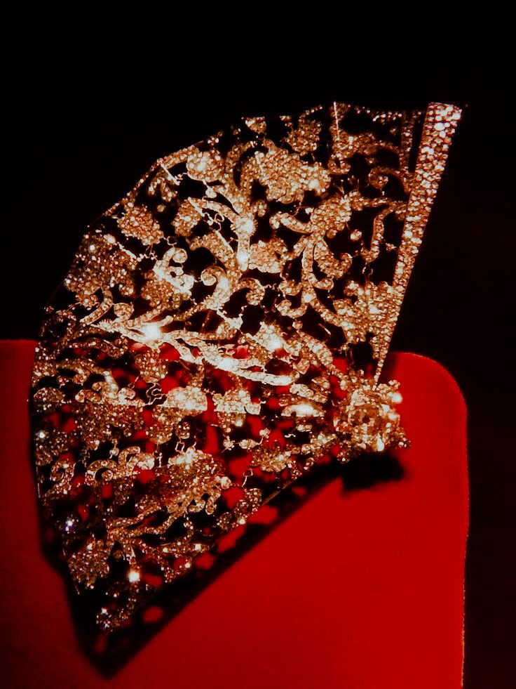 Royal Jewels Aesthetic, Royalty Aesthetic Gold, Royal Red Aesthetic, Red Royalty Aesthetic, Red Gold Aesthetic, Dark Red Accessories, Red And Gold Aesthetic, Opulence Aesthetic, Royalty Aesthetic