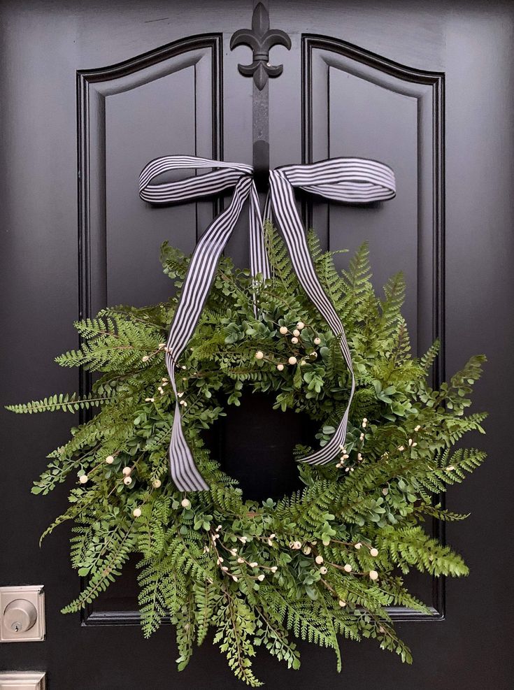 Spring Fern Wreath - TwoInspireYou Holiday Wreath Ideas, Pretty Door, Hosting Easter, Wreaths For Spring, Front Door Porch Decor, Neutral Cottage, Fern Wreath, Christmas Decor 2023, Greenery Wreaths