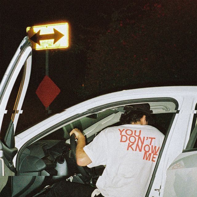 a man sitting in the driver's seat of a white car with an arrow pointing to you don't know me