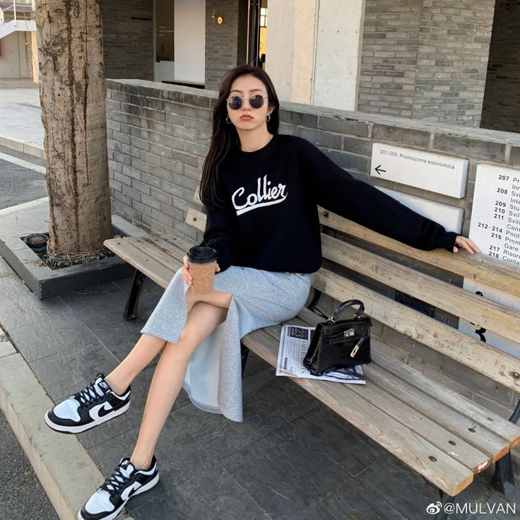 Color Block Sneakers Outfit, Panda Dunks Outfit Korean, Nike Dunk Low Style, Jordan Panda Outfit Women, Jordan Dunks Outfit Women, Panda Jordan 1 Outfit, Nike Dunk Panda Outfit Women, Dunk Low Panda Outfit Women, Mid Jordan 1 Outfit Women