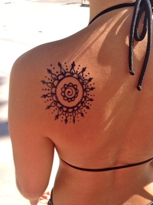 Shoulder Henna, Summer Henna, Paisley Tattoos, Cool Henna, 27 Tattoo, Henne Tattoo, Unique Henna, Cute Henna Tattoos, Sun Tattoo Designs