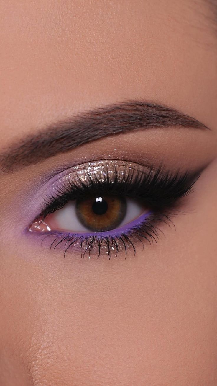 Easy Makeup Looks For Beginners Colorful, Purple Gold Eye Makeup, Purple Gold Makeup, Smokey Purple Eye Makeup, Purple And Gold Makeup, Purple Prom Makeup, Fun Makeup Looks, Violet Makeup, Make Up Party