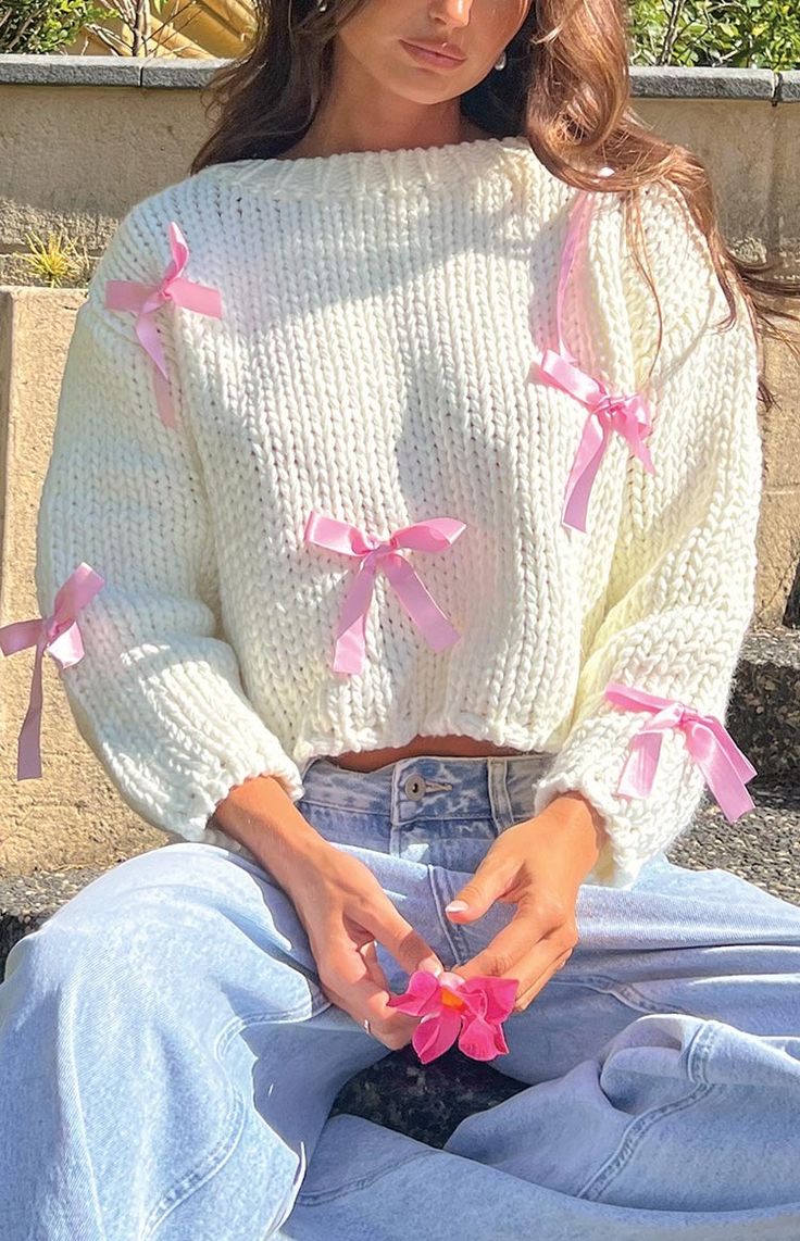 Sweetheart Stitch Bow White Sweater – Beginning Boutique US Cute Chunky Knit Sweater For Spring, Pink Chunky Knit Cute Sweater, Cute Pink Chunky Knit Sweater, Market Outfit, Tote Crochet, Crochet Sweater Design, Mode Crochet, Bow Sweater, Pink Bows