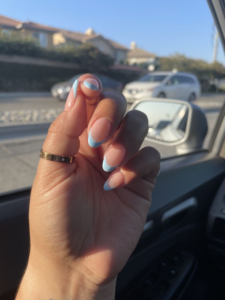 Almond shaped baby blue french tip. Classic. Almond French Tip, Blue French Tip, Acrylic Nails Almond Shape, Blue Gel Nails, Nagellack Trends, Blue Acrylic Nails, French Tip Acrylic Nails, Blue French, Almond Acrylic Nails