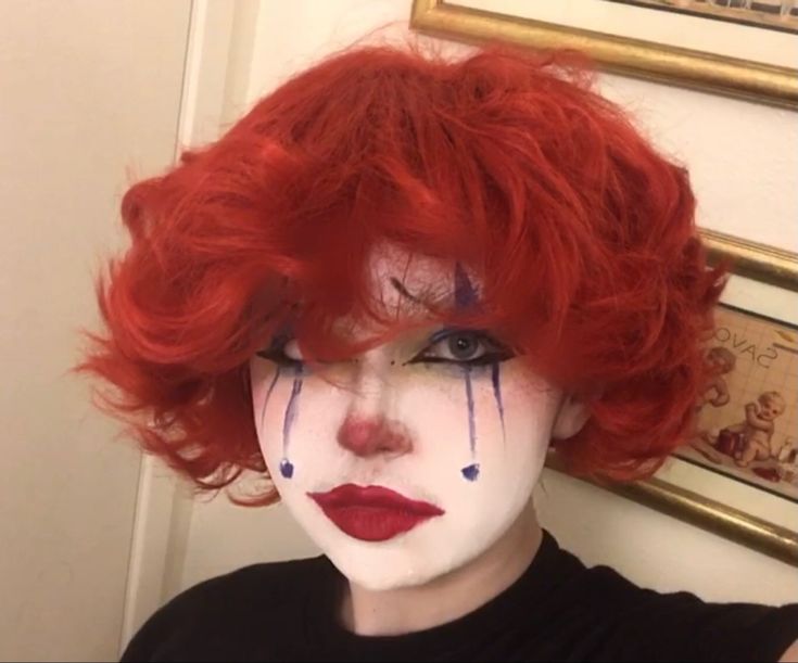 Clowncore clown makeup jester makeup size Creepy Cute Clown Makeup, Interesting Looking People, Clown Eyeshadow, Goth Clowncore Makeup, Clown Hair Drawing, Short Hair Characters Halloween, Red Hair Characters Halloween, Clown Makeup Red, Red Clown Costume