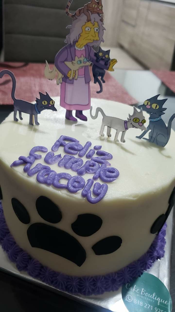 there is a cake that has been decorated with cats on it