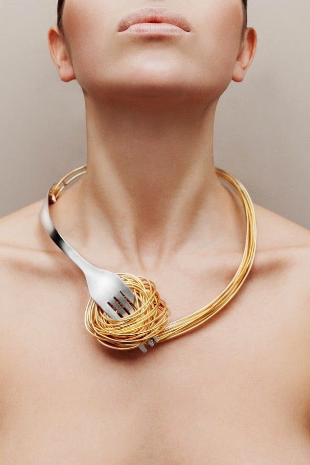 Here is something literally delicious to wear. Spaghetti with style signed by Gianni De Benedittis of futureRemoto Gioielli. There are a pair of fork shaped earrings that accompany this necklace. The earrings and the necklace are made up of a silver band that breaks into the traditional prongs of a fork, ready to hold spaghetti compounds dipped in gold. The pieces are part of the INCUBeat collection created for Gattinoni. Weird Jewelry, Unusual Jewelry, Affordable Jewelry, Diy Schmuck, Contemporary Jewellery, Contemporary Jewelry, Simple Necklace, Modern Jewelry, Necklace Designs