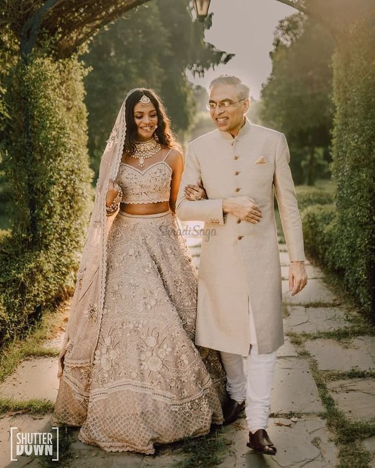 Groom Father Indian Wedding Outfits, Bride’s Father Outfit Indian, Father Of The Bride Outfit Indian, Father Dress For Indian Wedding, Indian Bride Family Pictures, Father Of The Bride Attire Indian, Bride Family Photos Indian, Wedding Father Outfit, Father Wedding Outfit