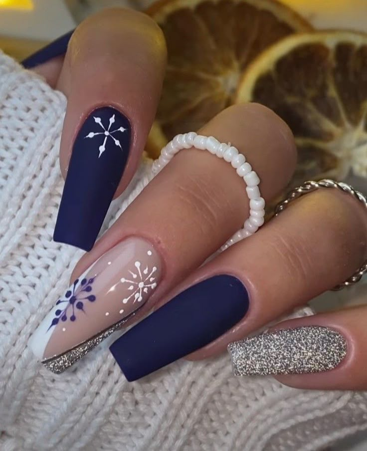 Nails Navy Blue, Nails Navy, Juliana Nails, Blue Christmas Nails, Blue And Silver Nails, Navy Blue Nails, Holiday Nails Christmas, December Nails, Cute Christmas Nails