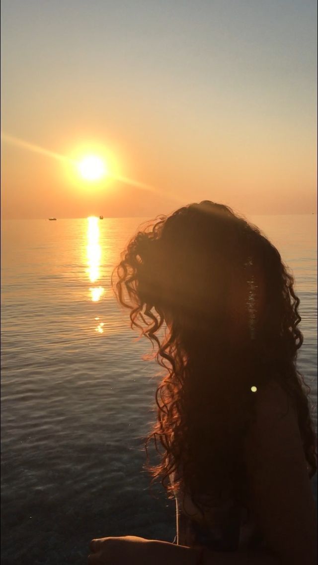 Aesthetic|Beach|Ocean|aesthetic photo|aesthetic photograph|photo inspo|photoshoot|photoshoot inspo|summer|summer nights|sunset|summer pics|Vision Board|vision board|lifestyle|dream lifestyle|instagram|insta|minimalistic|minimalistic photo|summer 2022|fashion|bikini inspo|bikini|beach vibes Curly Hair Drawing, Brown Curly Hair, Curly Hair Photos, Curly Girl Hairstyles, Poses Para Fotos Sexis, Brunette Girl, Aesthetic Women, Hair Photo, Instagram And Snapchat