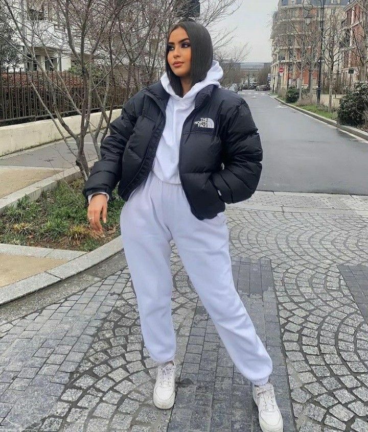 Warm Baddie Outfits, The North Face Outfit, Cozy Sweatpants Outfits, Cool Sweatpants, Sweatpants Outfit Ideas, Sweatpants Outfits, North Face Outfits, Sportswear Outfits, Cozy Sweatpants