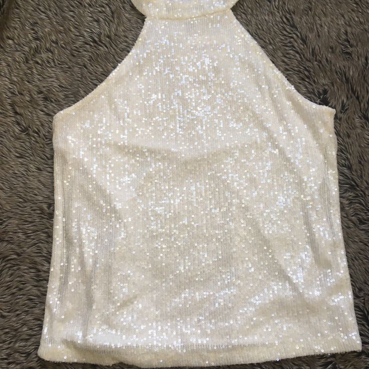 Cable & Gauge Sequin Sleeveless Halter Top Size Medium White Tank Top For Party, Glamorous Stretch Tank Top, Sequined Spring Halter Top, Spring Sequined Halter Neck Top, Sequin Halter Neck Top For Spring, Summer Halter Neck Top With Sequins, Summer Sequin Halter Neck Top, Sequin Halter Neck Top For Summer, White Vest Top For Party