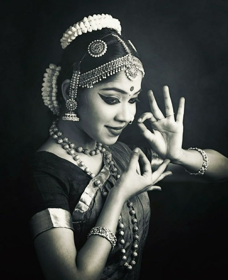 Dance Poses Classical, Bharathanatyam Poses Photoshoot, Bharatanatyam Poses For Photoshoot, Bharatanatyam Photography, Classical Dance Poses, Bharathanatyam Photography, Arangetram Photoshoot, Bharatnatyam Aesthetic, Kathak Poses