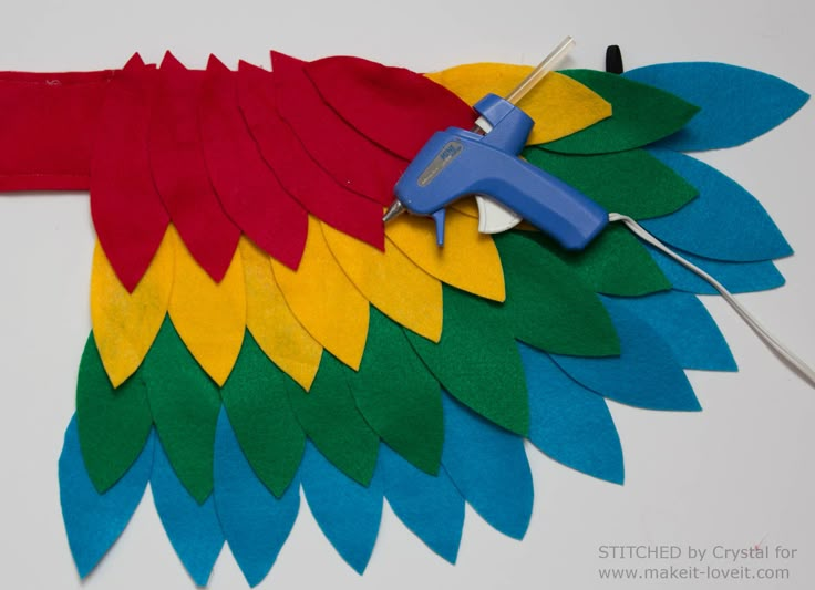 A tutorial to sew an easy parrot costume, perfect for Halloween or dress up! Feather Template, Lion King Costume, Parrot Costume, Parrot Wings, Halloween Deserts, Flamingo Costume, Costume Wings, Wings Dress, Halloween Sewing