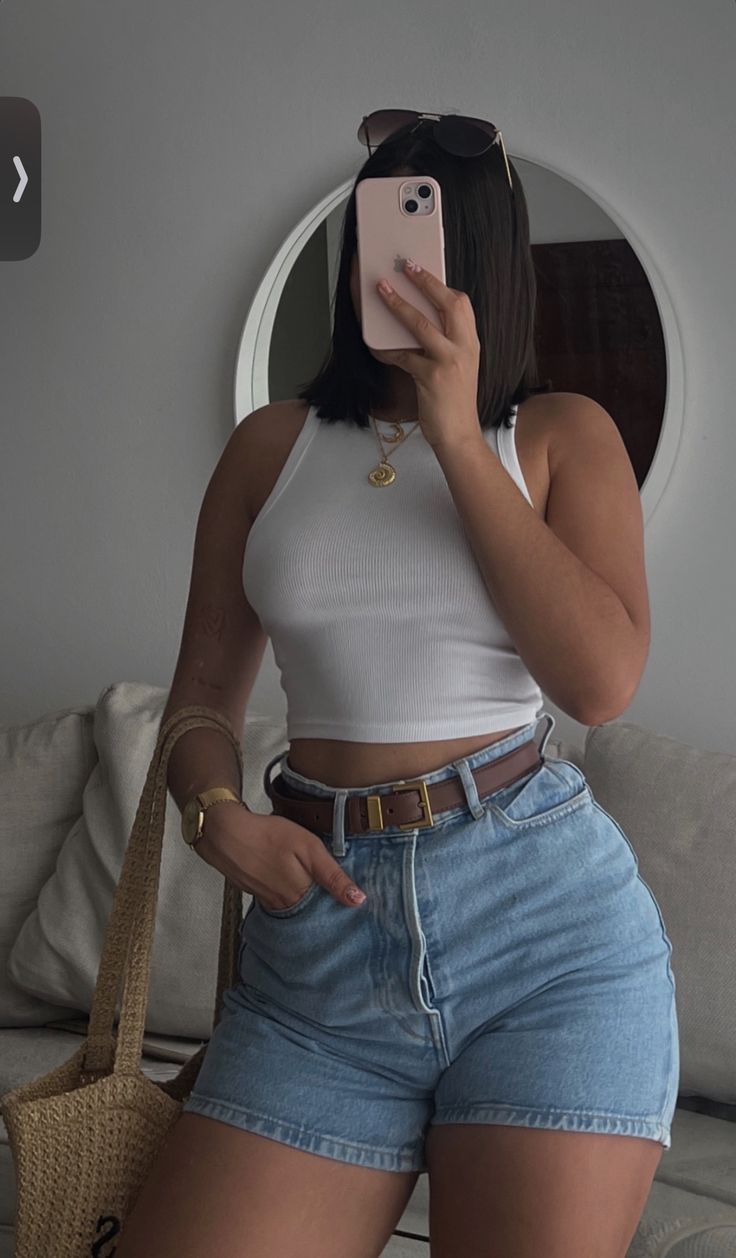 Houseparty Outfits, Look Kylie Jenner, Mode Zara, Hot Short, Effortlessly Chic Outfits, Summer Hot, Elegante Casual, Looks Street Style, Classy Casual Outfits