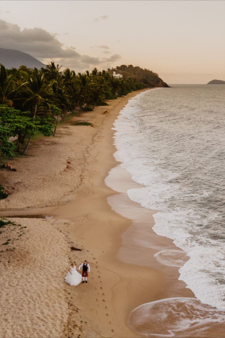 Drone Wedding Photography of the Bride & Groom Walking on the beach after their Beach Ceremony during Sunset. Drone Photography Ideas Wedding Photos, Drone Photography Ideas Couple, Pre Wedding Drone Shots, Drone Beach Photography, Couple Drone Photography, Beach Drone Photography, Drone Photography People, Drone Portraits, Drone Wedding Photography