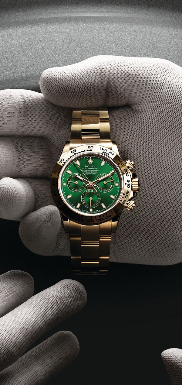 soulmate24.com Rolex Cosmograph Daytona in 18ct yellow gold with a green dial and Oyster bracelet. Photographed by Régis Golay. Rolex Daytona Black, Daytona Watch, Rolex Cosmograph Daytona, Max Bill, Cosmograph Daytona, Swiss Army Watches, Watches Rolex, Gold Rolex, Rolex Watches For Men