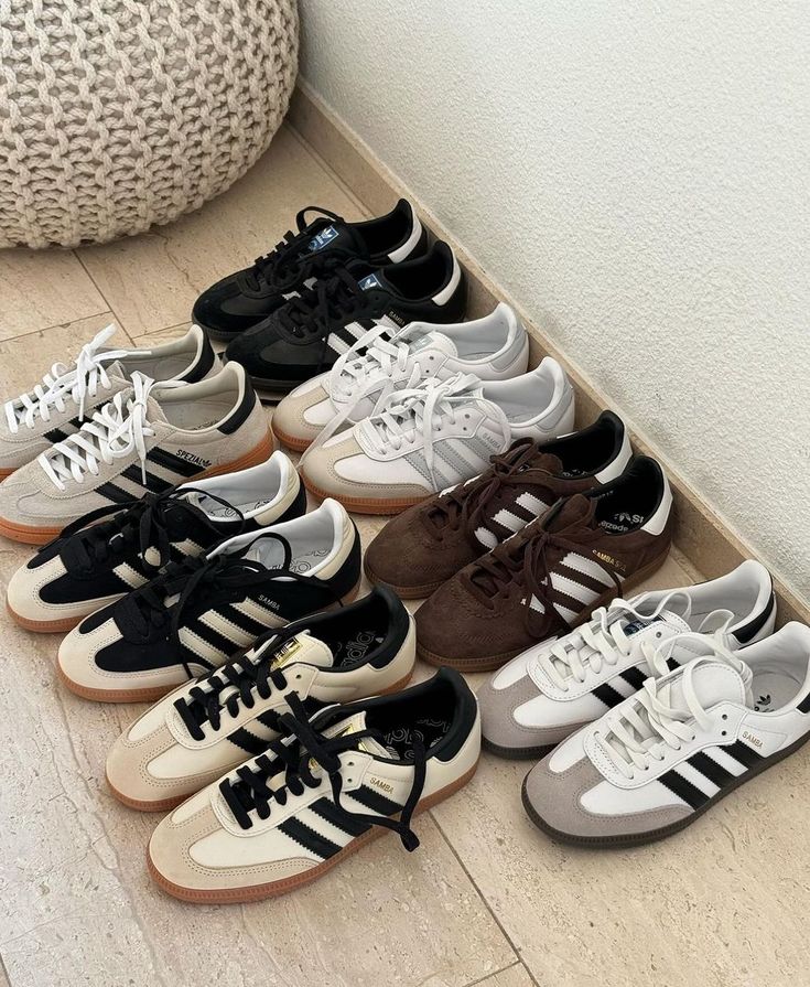 Adidas Samba Original, Preppy Sneakers, Adidas Gazelle Outfit, Suede Adidas, Samba Og Shoes, Ralph Lauren Looks, Dapper Mens Fashion, Adidas Sambas, Preppy Shoes